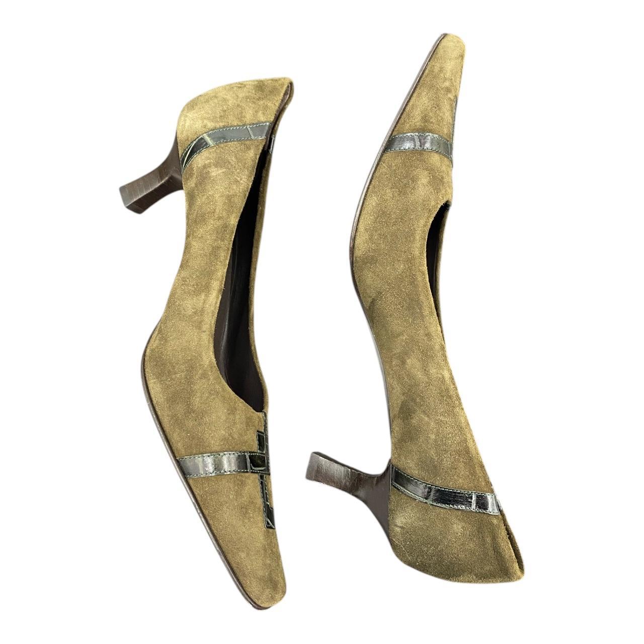 Pointed khaki suede pumps