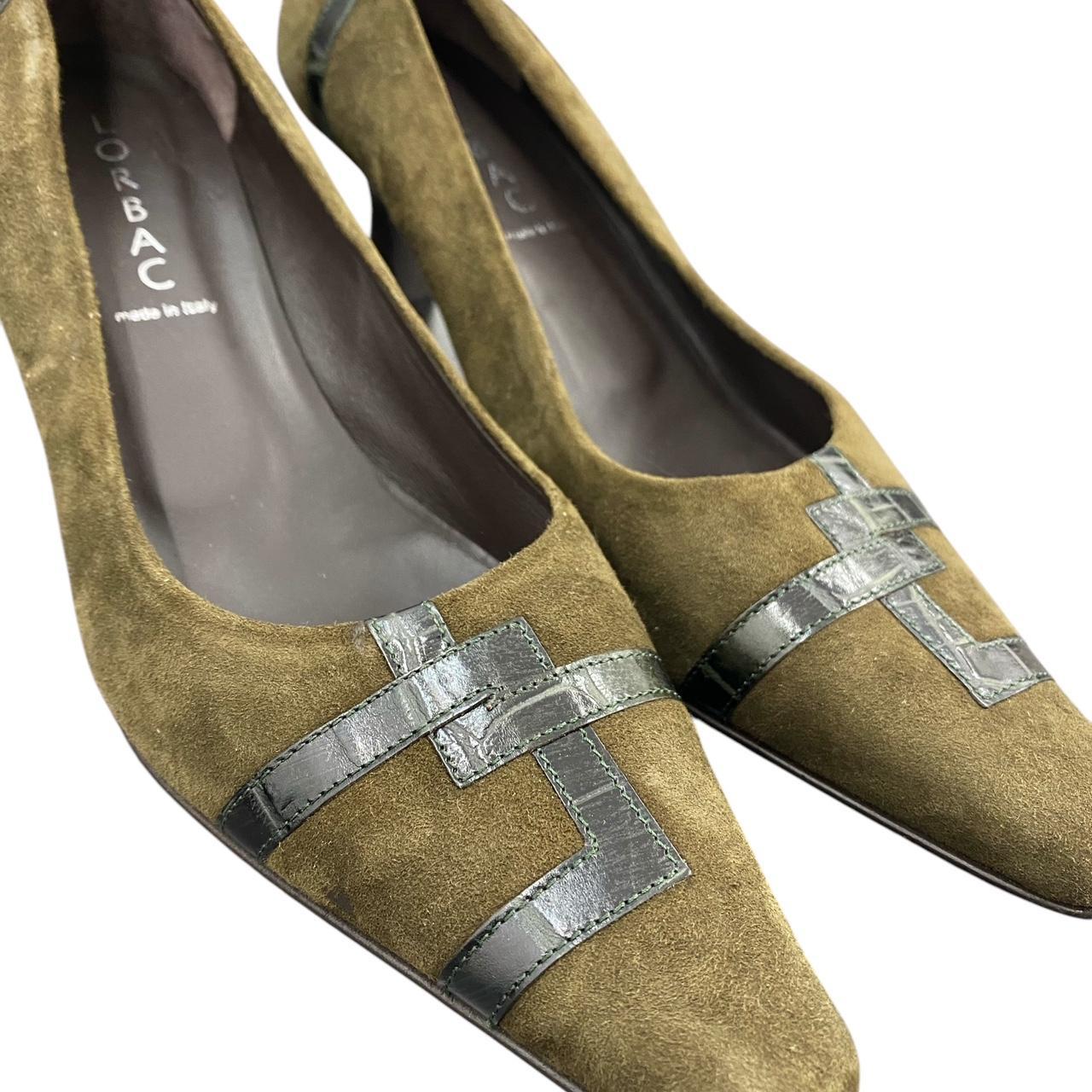 Pointed khaki suede pumps
