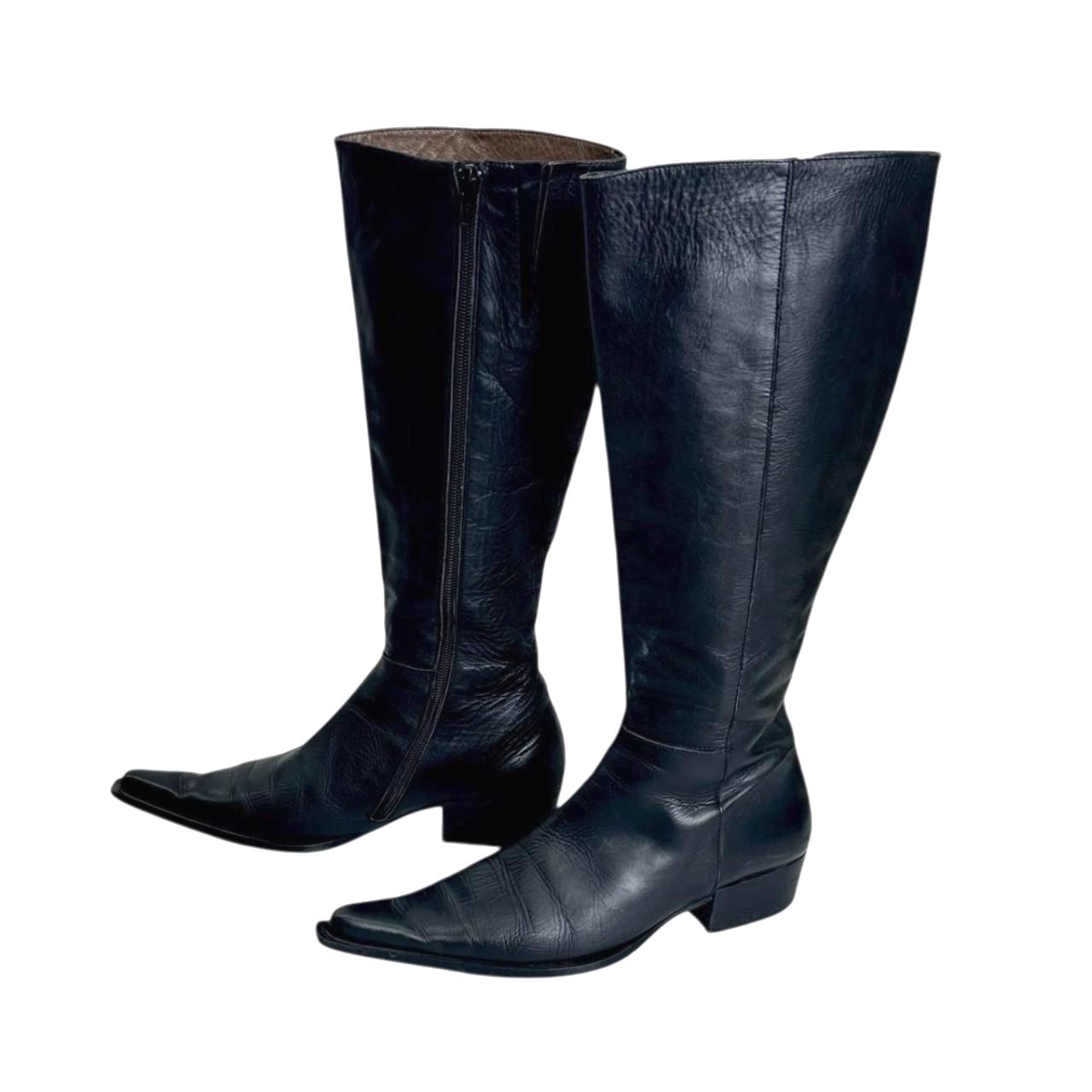 Pointed knee-high leather boots