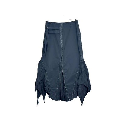 Pointed skirt with contrast stitching