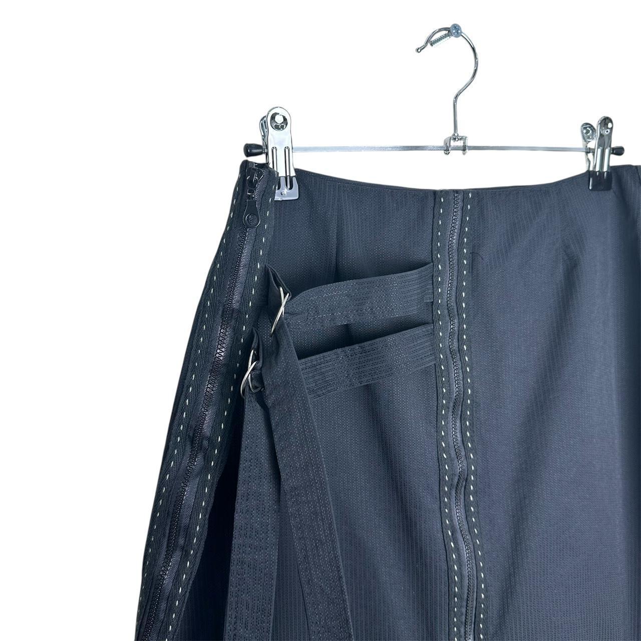 Pointed skirt with contrast stitching