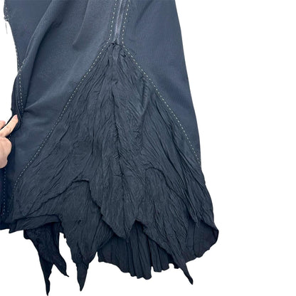 Pointed skirt with contrast stitching