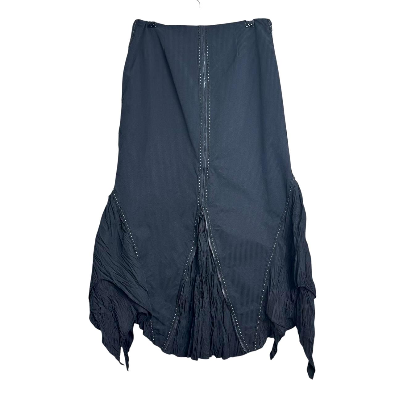 Pointed skirt with contrast stitching